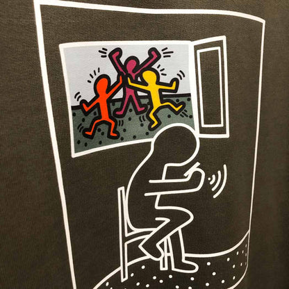 Defeua® FUORI felpa 100% cotone biologico ispirata a Keith Haring, colore Verde kakhi, dettaglio grafica sul retro