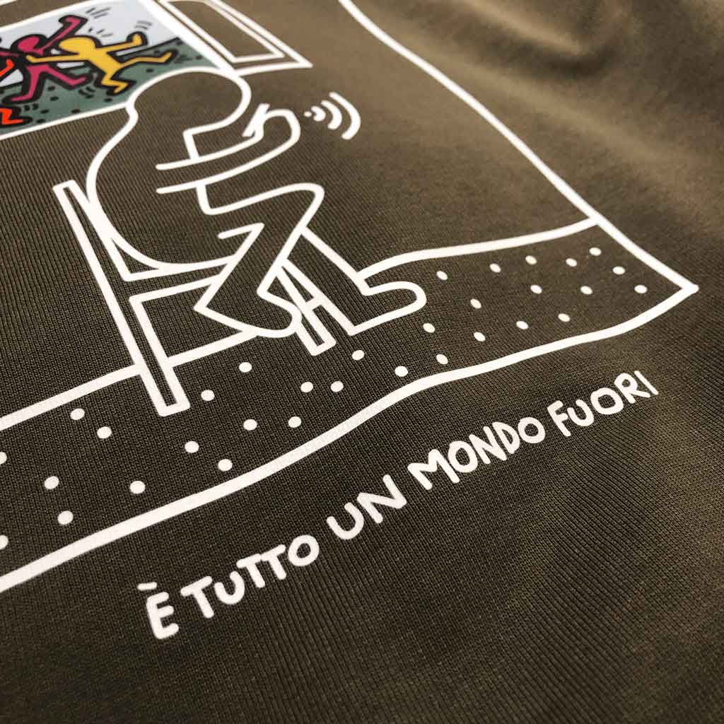 Defeua® FUORI felpa con cappuccio in cotone biologico ispirata a Keith Haring, dettaglio scritta  "È tutto un mondo fuori" sul retro