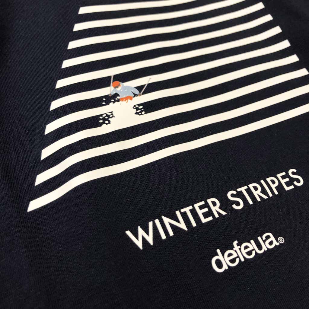 Defeua® WINTER STRIPES t-shirt 100% cotone biologico blu, con le strisce sullo sci - dettaglio grafica